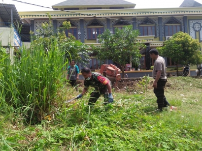 Jaga Kebersihan Lingkungan, Babinsa dan Bhabinkamtibmas Tamalanrea Jaya Karya Bakti bersama Warga