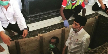 Masuk ke Liang Lahat, Jokowi Tunjukkan Bakti Terakhirnya pada Sang Ibu!