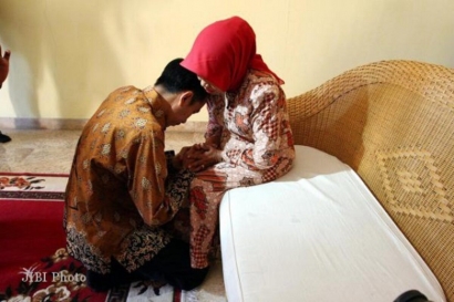 Kepulangan Bunda Jokowi dan Kesederhanaannya yang Jadi Teladan