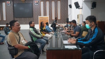 Polisi Surabaya Tegas dan Humanis Dalam Himbau Warga Terkait Corona