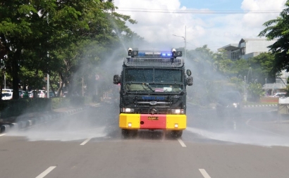 Cegah Covid19, Keliling Jalanan Surabaya, Polda Semprotkan Disinfektan