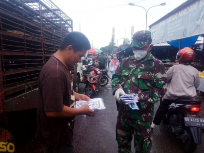 Edukasi Warga Cegah Covid-19, Tim Edukasi Kesdam XIV/Hsn Bagikan Masker di Pasar Pusat Niaga, Kel Daya Makassar