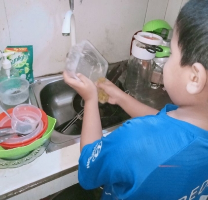 Duhai Ibu, Salahkah Melatih Anak Laki-laki Mencuci Piring?