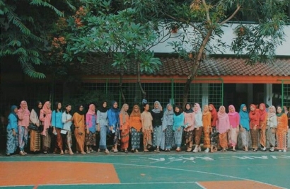 Memperingati Hari Kartini di Sekolah SMKN 50 Jakarta