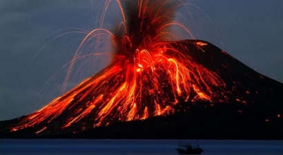 Misteri Suara Dentuman Keras Gunung Anak Krakatau