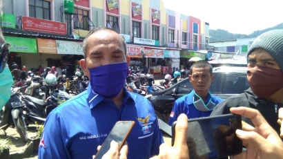 Anggota DPRD Kabupaten Sukabumi Bagi - bagi masker di Pasar Palabuhanratu