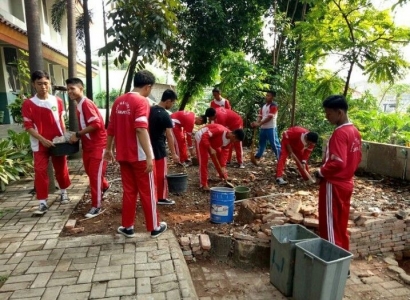 SMKN 50 Jakarta Rutin Melaksanakan Kerja Bakti di Lingkungan Sekolah