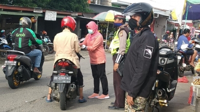 Pemerintah Kelurahan Daya Bersama TIMSUS JALING Bagikan Masker Gratis ke Pengendara Motor dan Pedagang di Pasar Tradisional Daya