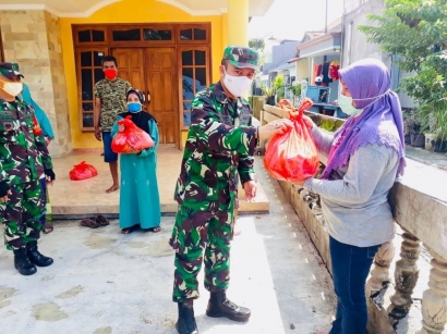 Dampak Covid-19, Koramil Karangpilang Berikan Bantuan Sembako kepada Warganya di Tiga Kecamatan