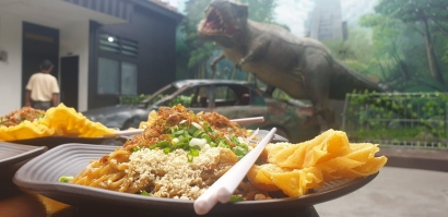Sensasi Makan Mi Pedas di Tengah Dinosaurus