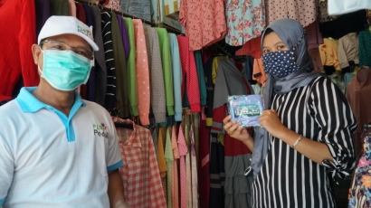 Peduli Pedagang Pasar, PLN UIW Kalselteng Bagikan 4500 Bantuan Masker
