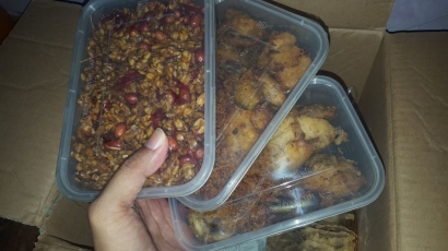 Kiriman dari Ibu Menjelang Ramadan, Isinya Ayam Goreng dan Kering Tempe