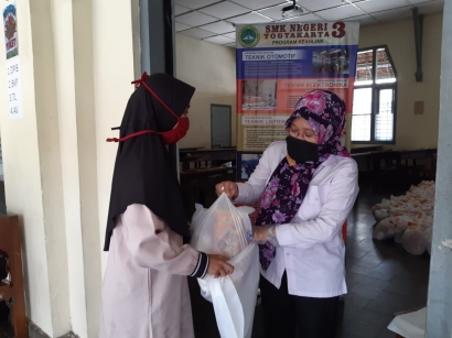 Guru dan Karyawan SMKN 3 Yogyakarta Sumbang Sembako untuk 750 Kelurga Siswa yang Tidak Mampu