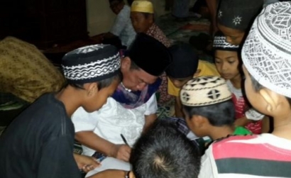 Anda Pernah Mengalami Minta Tanda Tangan Penceramah di Masjid Saat Ramadan?