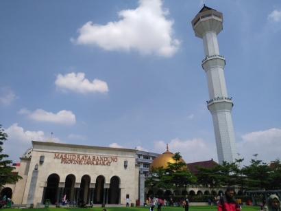 Masjid di Depan Alun-alun Kota