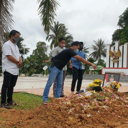 Sejumlah Jurnalis Ziarah Ke Makam Wali Kota Tanjungpinang