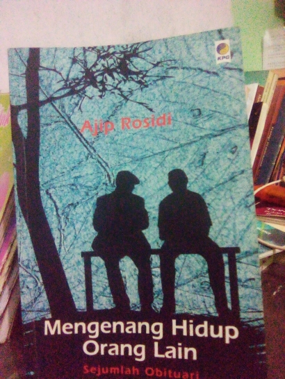 Review Buku "Mengenang Hidup Orang Lain, Sebuah Obituari" Karya Ajip Rosidi