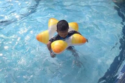 Manfaat Mengajarkan Berenang kepada Anak