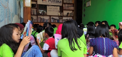 Momen Idul Fitri, Kembalikan Anak Membaca Buku Bukan Bermain Gawai