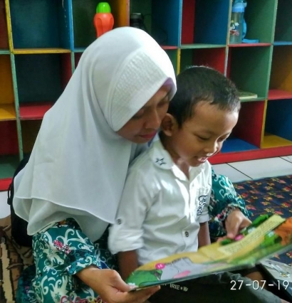 Manfaat Membacakan Buku kepada Anak Balita