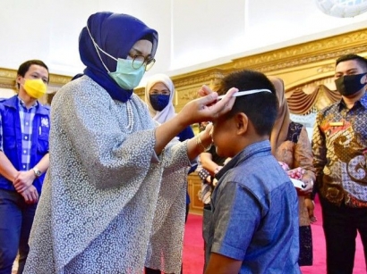Bantu Imigran di Makassar, Istri Gubernur Sulawesi Selatan Serahkan 7000 Masker