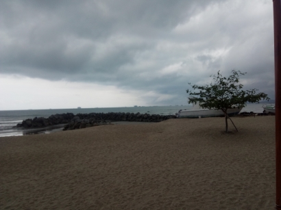 Puisi | Lukisan Pantai Menghapus Dirimu dari Bayangan