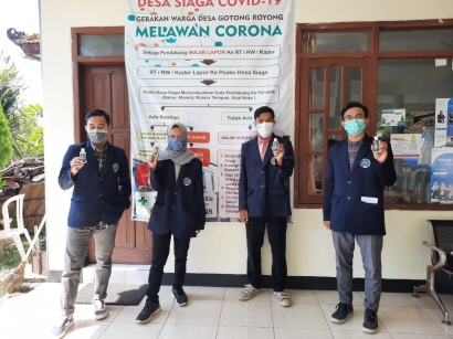 Mahasiswa KKN Pulang Kampung Pasuruan Universitas Negeri Malang Membagikan Handsanitizer kepada Masyarakat