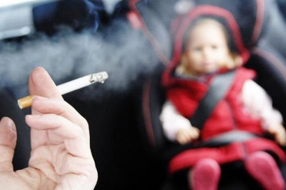 Ingin Anak Tidak Merokok? Ayah dan Ibu Jangan Merokok!