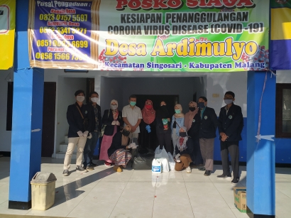 Bagikan Disinfektan, KKN Universitas Negeri Malang Cegah Covid-19
