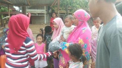 Salurkan Mukena kepada Korban Banjir, Liestiaty F Nurdin: Mudah-mudahan Penuh Manfaat