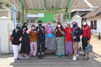 Aksi Mahasiswa KKN UM Bagi-Bagi 1000 Masker