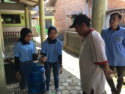 Mahasiswa KKN UM Bagikan Tempat Cuci Tangan Berbasis Sensor Suhu di Desa Glanggang, Pakisaji, Malang