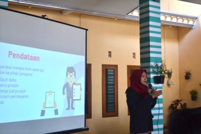 Mahasiswa UM Kenalkan Penjualan Online kepada Kelompok PKK Desa Kedungrejo, Pakis, Malang