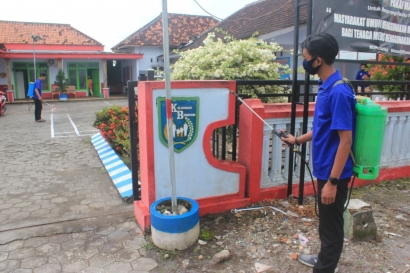 Mahasiswa UM KKN Desa Rowokangkung Adakan Demo Pembuatan Disinfektan