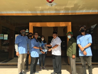 Mahasiswa KKN UM Distribusikan Face Shield untuk Karyawan/Buruh Perusahaan di Desa Glanggang, Pakisaji, Malang