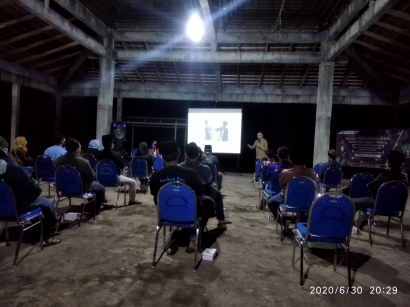 KKN Desa Selorejo Universitas Negeri Malang Bagikan Kiat-kiat Bisnis di Tengah Pandemi Melalui Webinar