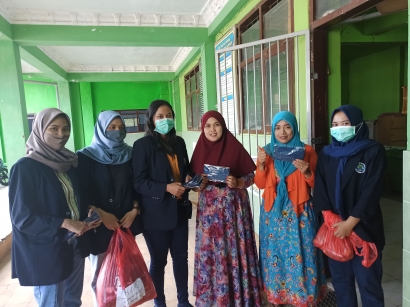 KKN UM Bagikan 1.000 Masker dan Memasang Banner Pencegahan Covid-19 di Desa Clumprit Kabupaten Malang