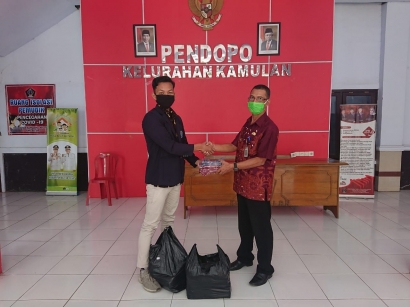 Bantu Hadapi Covid-19, Mahasiswa KKN Universitas Negeri Malang Bagikan 1000 Masker Gratis di Kelurahan Kamulan