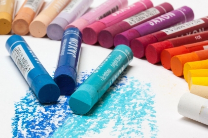 Crayon Warna Biru dan Kue Buatan Ibu