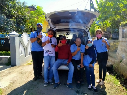 Mahasiswa UM Lakukan Penyemprotan Disinfektan di Desa Pamotan Kabupaten Malang