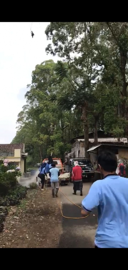 Cegah Covid-19 di Desa Tulungrejo Kota Batu, Mahasiswa KKN UM Lakukan Penyemprotan Desinfektan dan Bagikan 1000 Masker