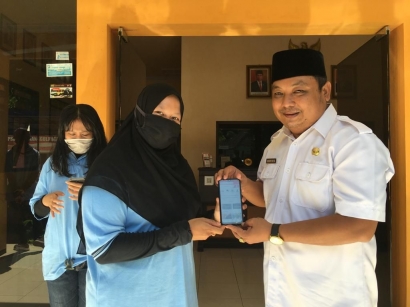 Mahasiswa KKN UM Mengembangkan Aplikasi BUMDES Guna Meningkatkan Promosi Produk Warga di Desa Glanggang, Pakisaji, Malang