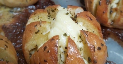 Ini Dia Resep Korean Cream Cheese Garlic Bread yang Lagi Viral!