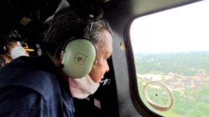 Gubernur Sulawesi Selatan Pantau Hulu Sungai Asal Banjir Luwu Utara dari Atas Helikopter Puma