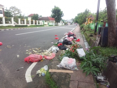 Sampah Berserekan di Tengah Kota yang Sepi
