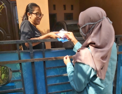Upaya "Jogo Tonggo" Mahasiswi KKN UNS Melalui Pembagian Masker dan Hand Sanitizer