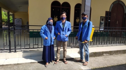 Mahasiswa KKN-DR Plus UIN Suska Riau Melakukan Penyemprotan Disinfektan Di Desa Teratak Kecamatan Rumbio Jaya Kabupaten Kampar