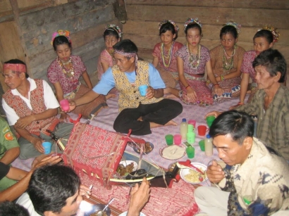 Mengenal Beberapa Seni dan Budaya dalam Suku Dayak Desa