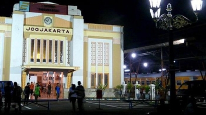 Di Stasiun Tugu Yogyakarta