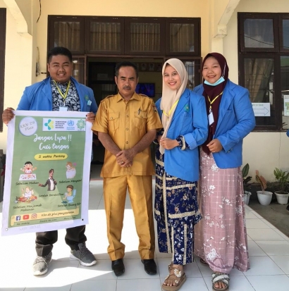 Mahasiswa KKN-DR Plus UIN Suska Riau Melakukan Sosialisasi dan Pemasangan Poster di Desa Penyasawan 
